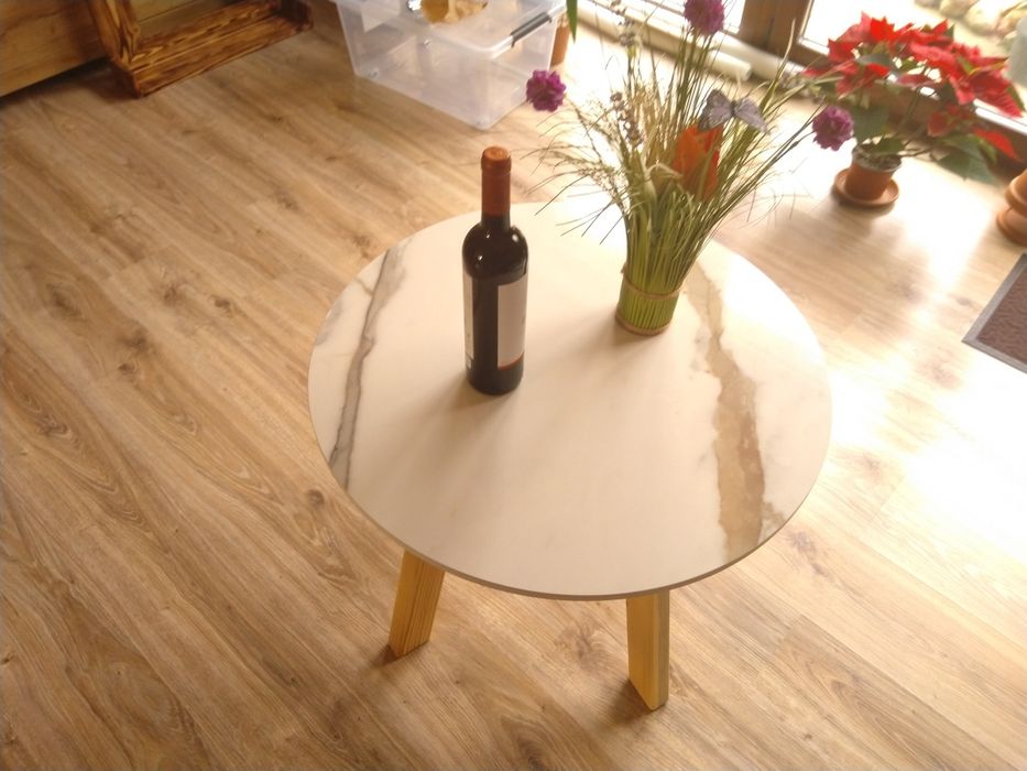 Stolik kawowy, spiek kwarcowy