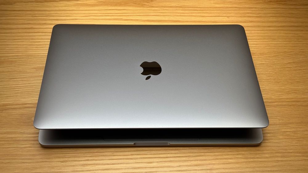 MacBook Pro M2 2022 A2338 Space Grey– uszkodzona matryca – stan idealny poza ekranem
