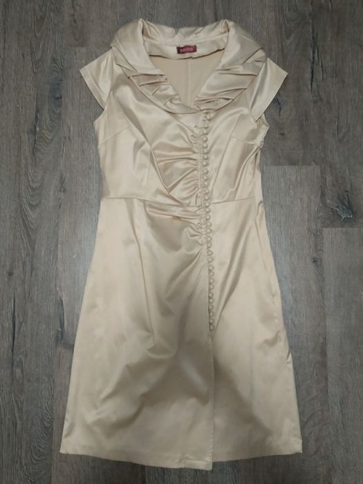 Золота атласна сукня