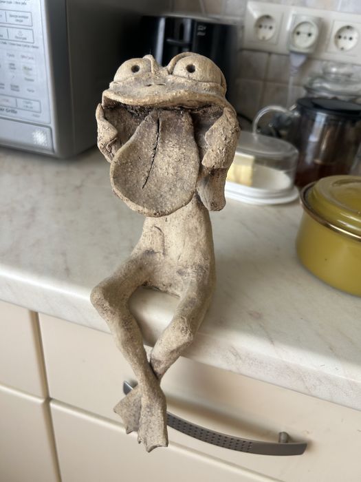Глиняна статуетка жаби