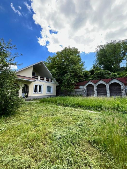 Будинок з гарною локацією  по вул. Дружби