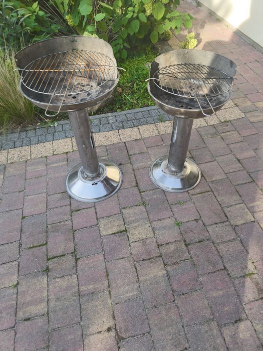 Grill węglowy na podstawie używany tanio
