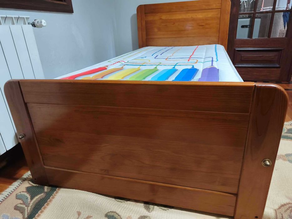 Cama com estrado e colchão