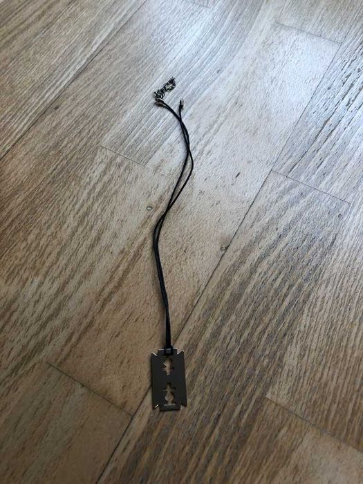 colar preto e prateado