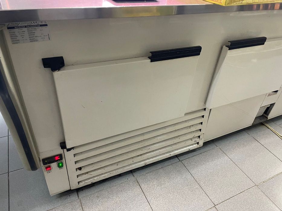 Холодильна вітрина Cold