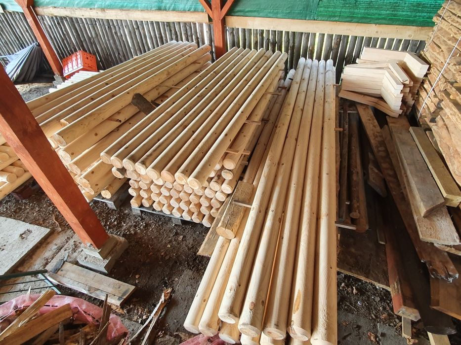 Paliki toczone, słupki drewniane, palisada, huśtawka