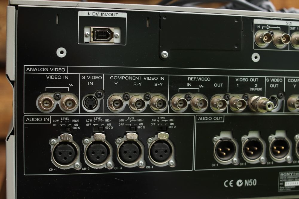 Продам видеомагнитофон, Sony DSR-1800 AP студийный.  MiniDV