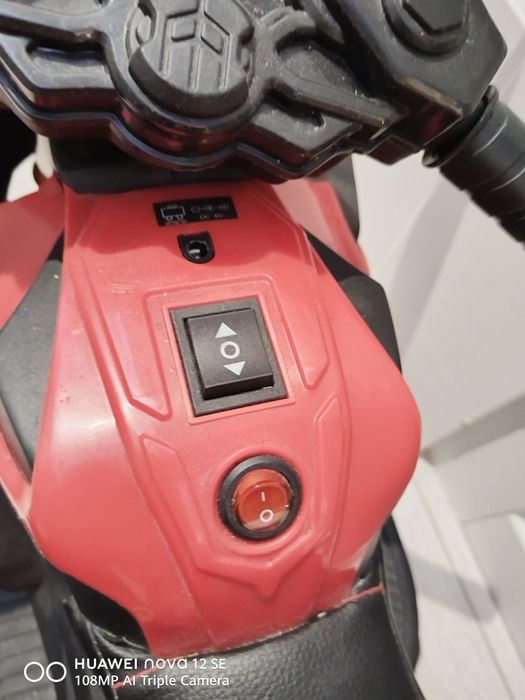 Czarno czerwony zabawkowy motor dla dzieci elektryczny