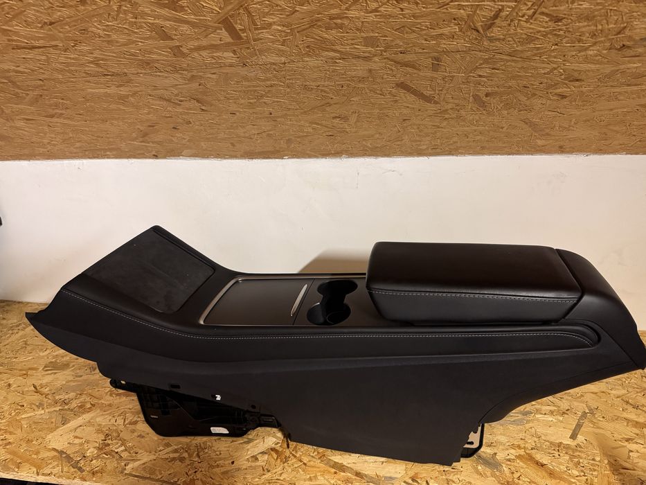 Консоль центральна Tesla Model 3