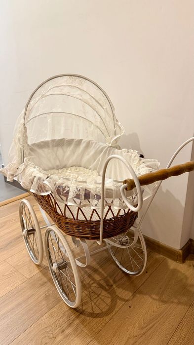 wiklinowy wózek dla lalek w stylu retro