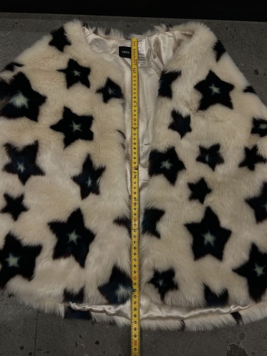 Futrzana peleryna; sztuczne futro w gwiazdki