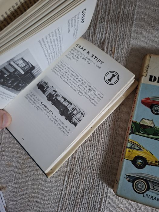 Livros antigos sobre carros desportivos e camiões