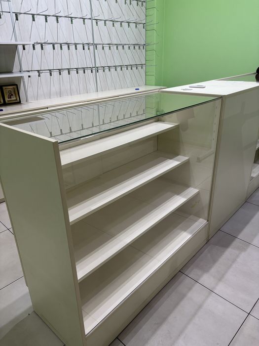 Меблі для магазину стелажі тумби вітрини касова зона ресепшн