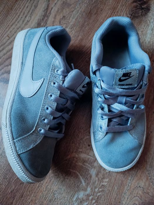 Damskie sportowe buty Nike Court Royale