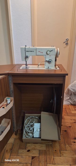 Máquina de Costura REFREY