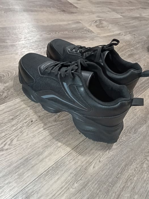 Кросівки чоловічі