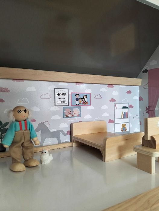 Casa de bonecas de madeira