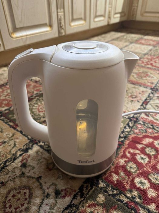 Продаю електрочайник Tefal KO 330130