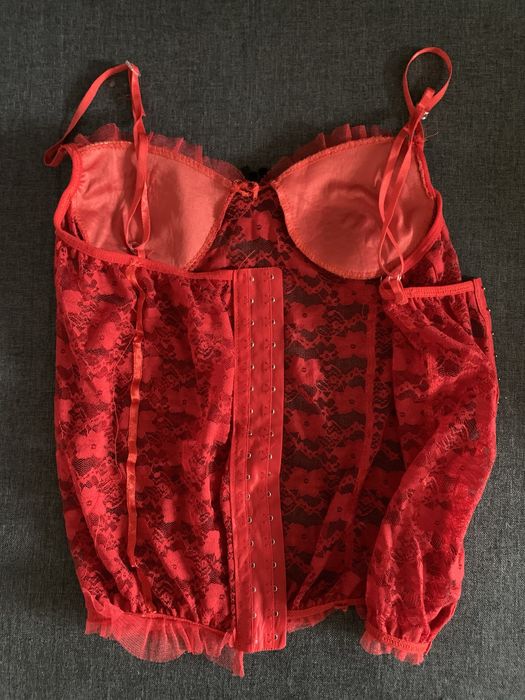 Червона мереживна нічна комбінація