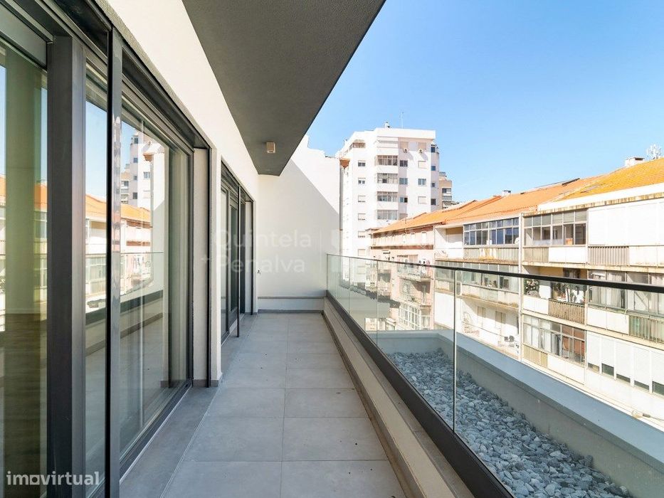 4-Bedroom Apartment with Garage for Sale in Cacilhas
