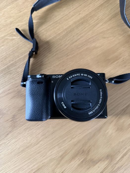 Sony Alpha 6000, obiektywy 12mm, 16-50 mm, 35 mm+Dodatki