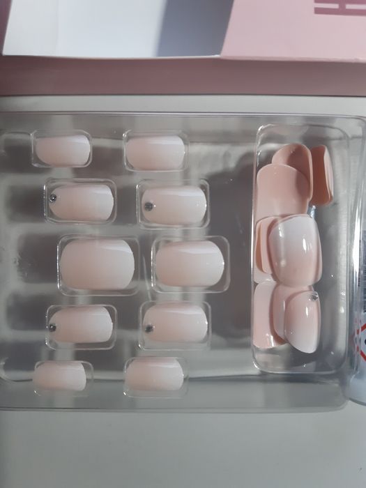 Штучні нігті Salon French, 24 шт+клей, DM Німеччина

Штучні нігті