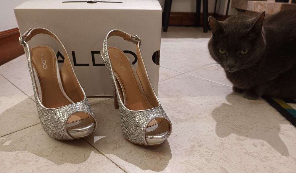 Maravilhosos sapatos de salto alto prateados - Aldo