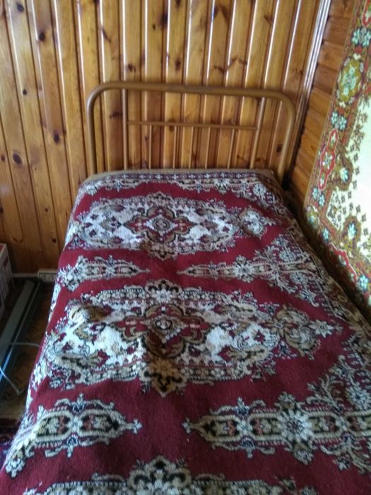 Металлическая кровать с матрацом