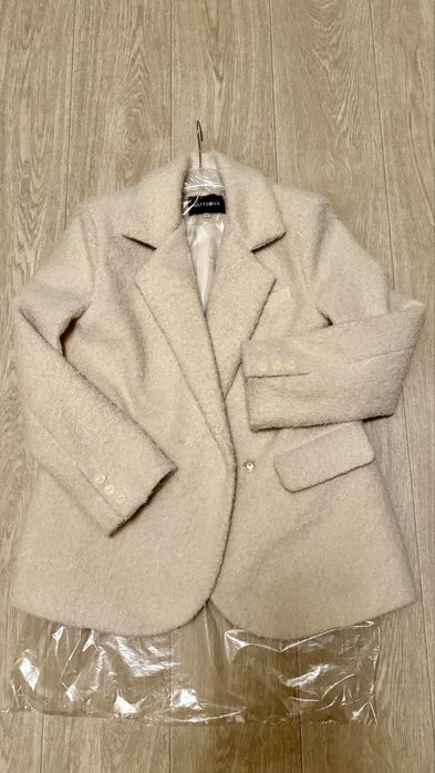 Круте пальто-піджак молочного кольору бренду  KAPTSOVA