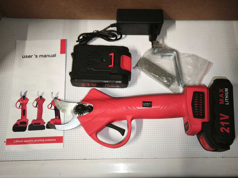 Tesoura de poda Nova com 2 baterias e carregador