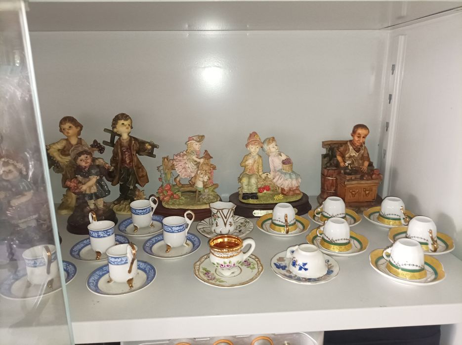 Conjunto de estatuetas e chávenas pequenas