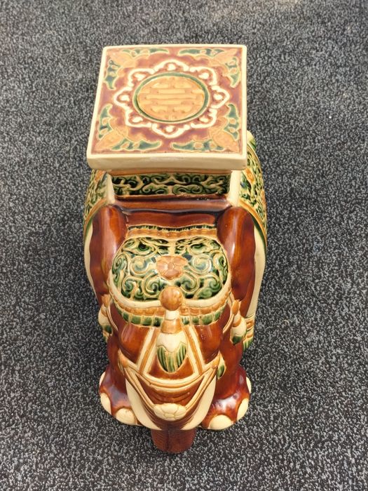 Elefante / Banco de Jardim em Cerâmica Oriental