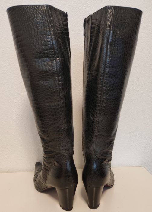 Botas femininas em pele, de cor preta