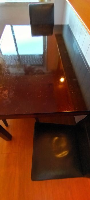 MESA com quatro cadeiras