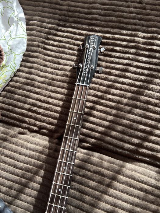Gitara basowa Longthorn Danelectro 58 bass black czarny z paskiem
