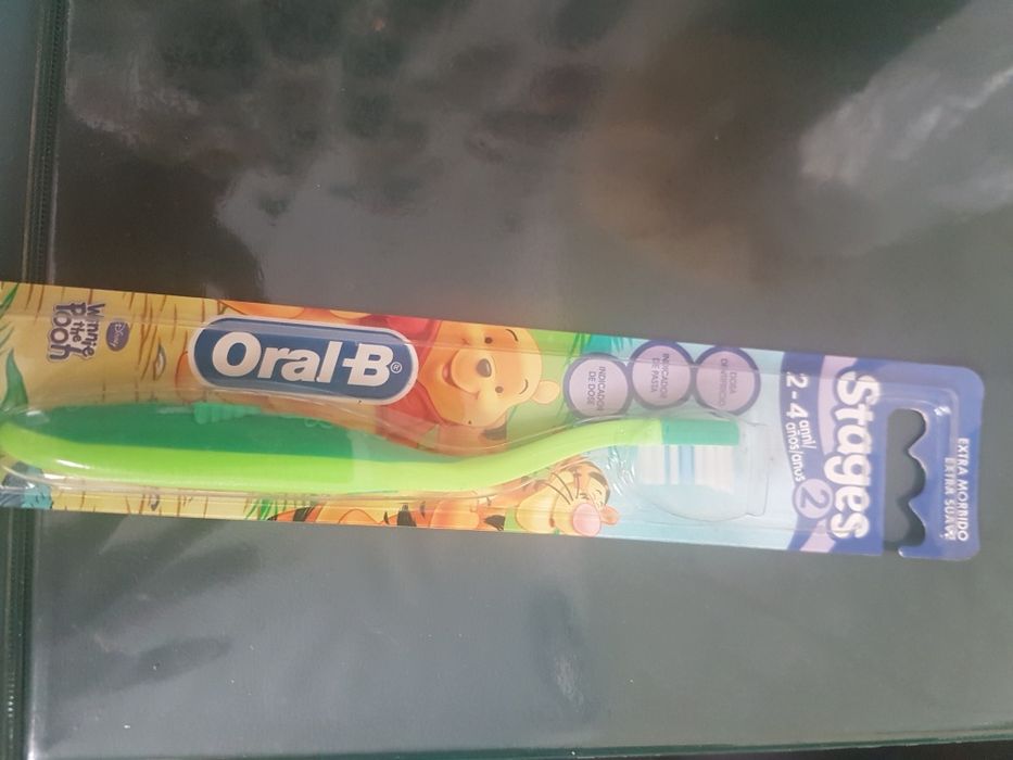 Escova de dentes para criança (2-4anos).