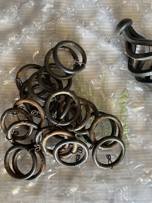 3 suportes de parede, 1 terminal, 23 argolas, tudo em ferro forjado