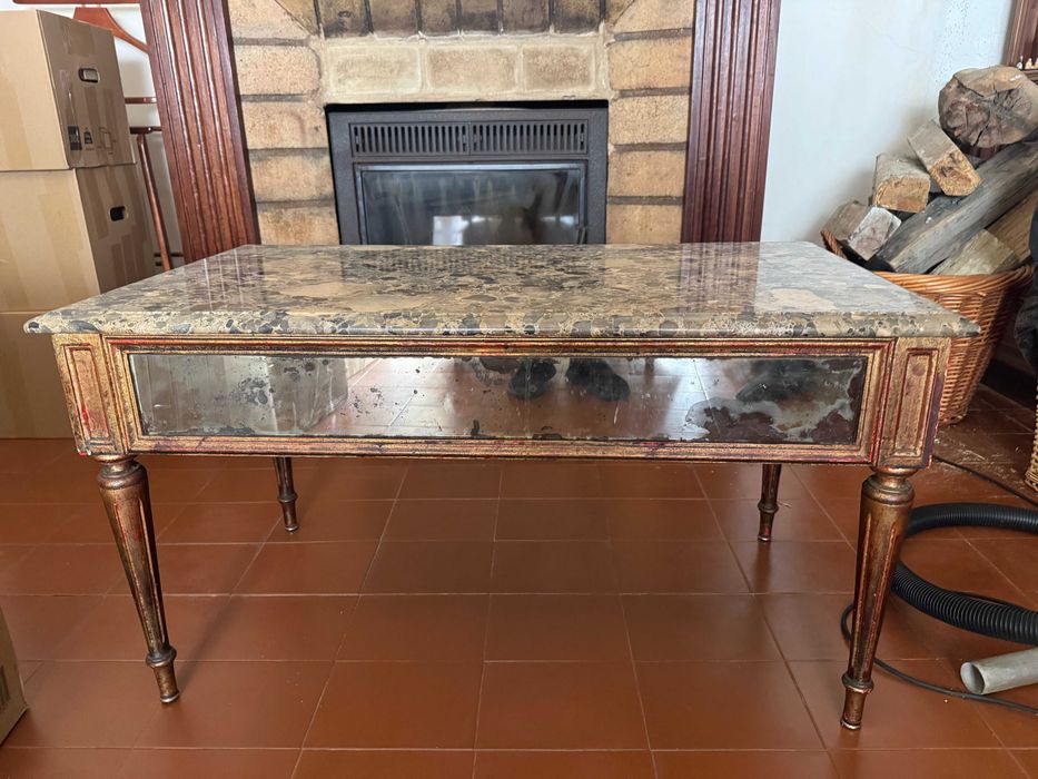 Mesa de sala em madeira dourada, espelhos e pedra Brecha de Santo António