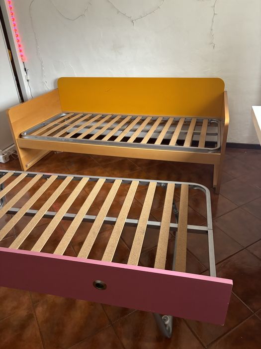Cama dobravél, com 2 colchões incluidos. Em perfeito estado.