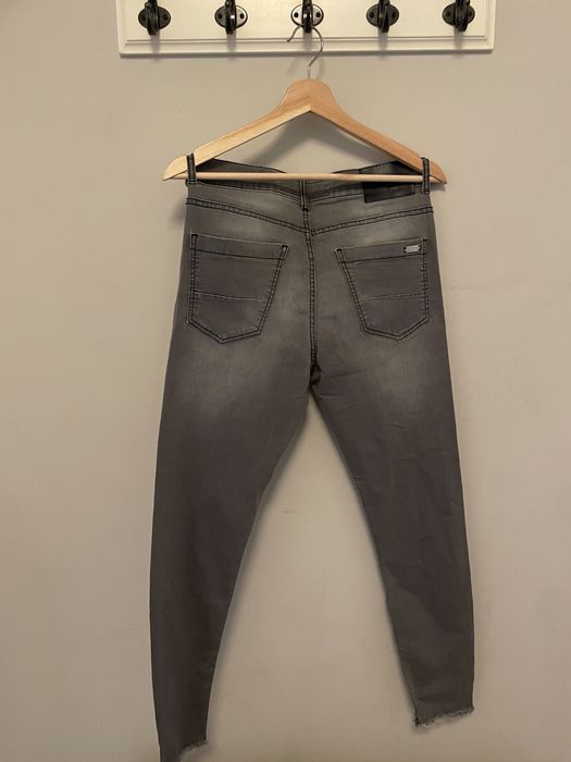 Calças rasgadas skinny