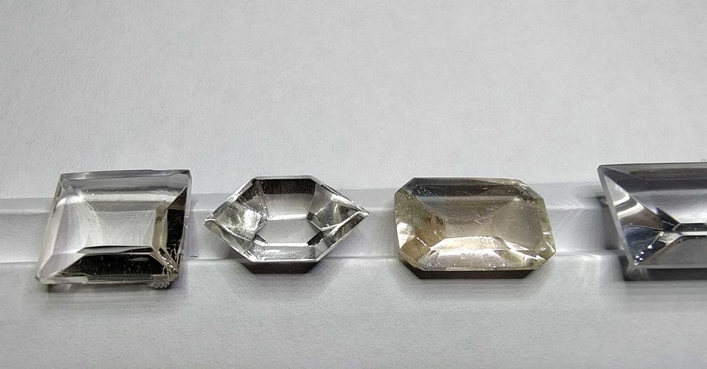 Топаз бесцветный белый прозрачный фантазийной огранки