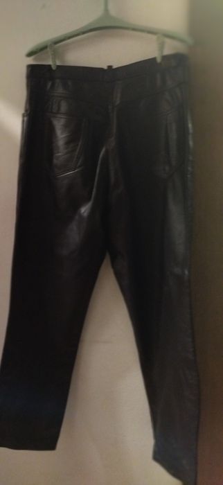 Calças de pele castanhas da Capri