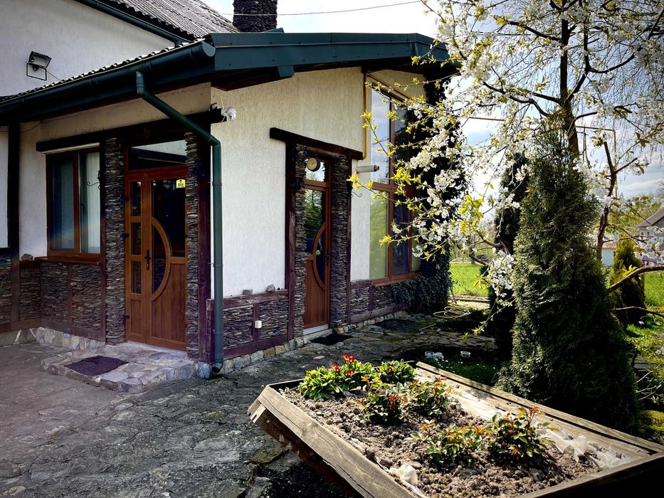 Житловий Будинок з діючим Магазином.