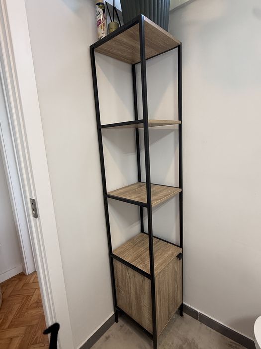 Estante castanha com prateleiras e porta 176x35