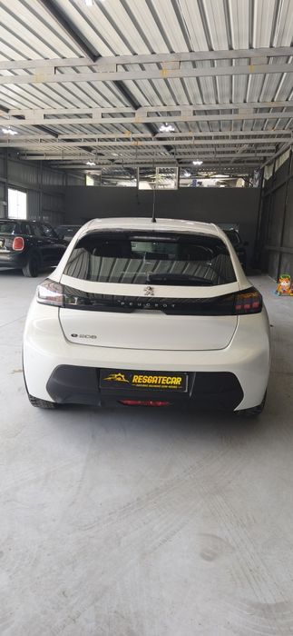 Peugeot 208 elétrico salvado
