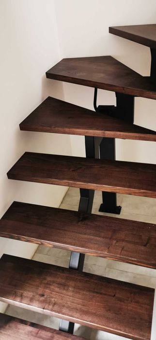 schody wewnętrzne centralna belka , kominkowe balustrada loft