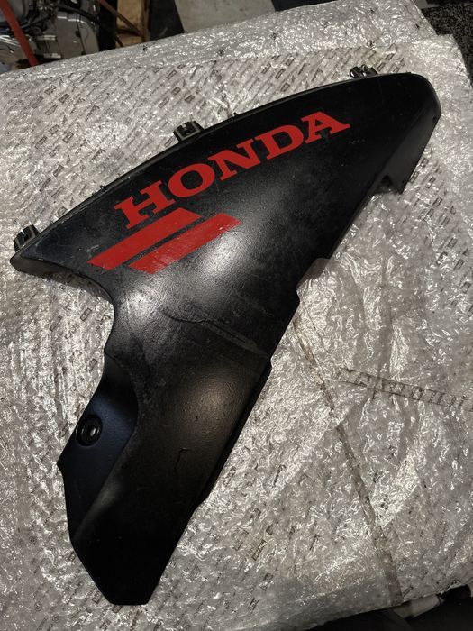 HONDA VFR750F VFR Osłona Dolna Prawa Owiewka 64311-MZ7A/0000 N1068