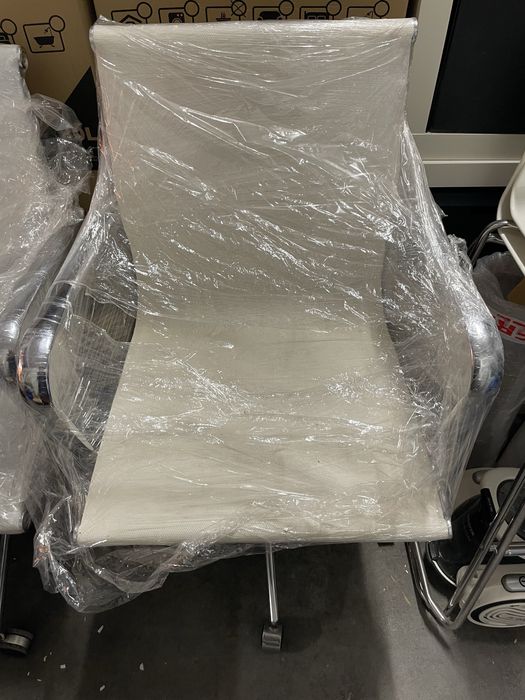 Cadeira escritorio design com rodas cromadas.