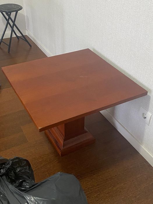 Mesa de apoio de madeira castanha