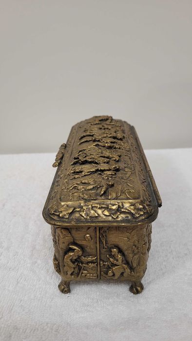 Mosiężna szkatułka z II polowy XIXw